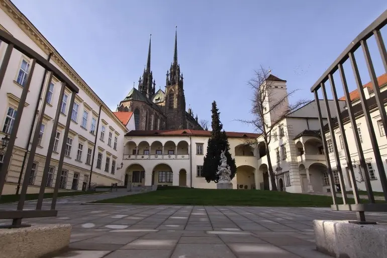 Léto, divadlo, open air, Brno, Biskupský dvůr, Špilberk, Národní divadlo Brno, balet, opera, činohra, muzikál, otáčivé hlediště, Český Krumlov, Městské divadlo Brno, Divadlo Bolka Polívky, Kraví hora, Letní shakespearovské slavnosti, Letní shakespearovské slavnosti 2025 Praha