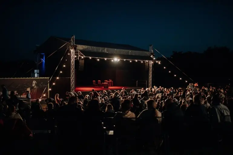 Léto, divadlo, open air, Brno, Biskupský dvůr, Špilberk, Národní divadlo Brno, balet, opera, činohra, muzikál, otáčivé hlediště, Český Krumlov, Městské divadlo Brno, Divadlo Bolka Polívky, Kraví hora, Letní shakespearovské slavnosti, Letní shakespearovské slavnosti 2025 Praha
