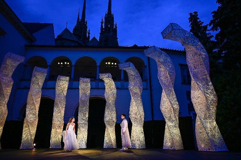 Manon Lescaut, Vítězslav Nezval, Biskupský dvůr, premiéra, Městské divadlo Brno, open air, Barbora Slaninová, Martin Mihál, Stanislav Moša, *Magazín KULTINO* Brno*