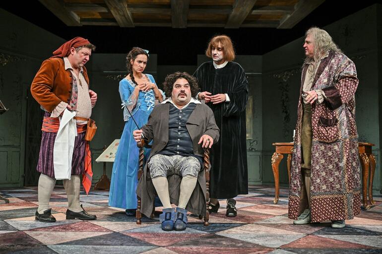 Lazebník sevillský, Pierre-Augustin Caron de Beaumarchais, činohra, Figaro, sluha, commedia dell'arte, Stanislav Moša, Michal Isteník, Svetlana Janotová, Milan Němec, Aleš Slanina, Městské divadlo Brno, *Magazín KULTINO* Brno*