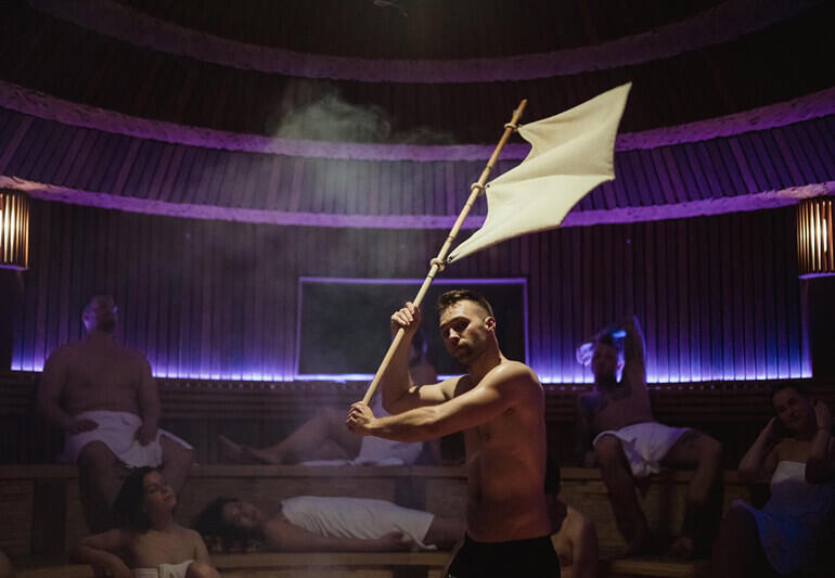 Saunový ceremoniál: Saunový mistr s vějířem. Magazín KULTINO* Brno