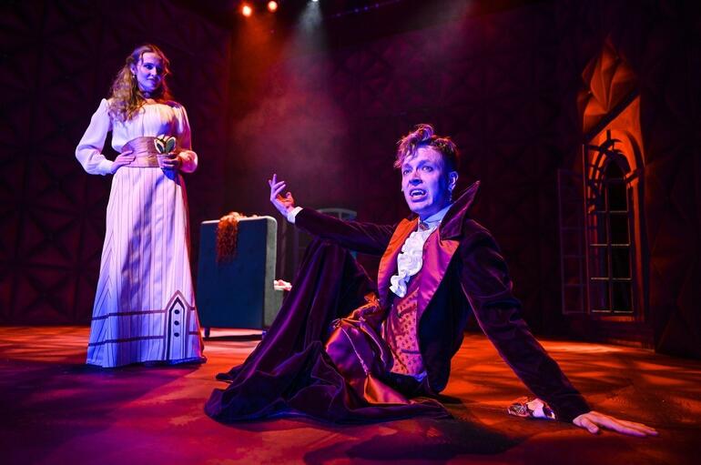 Drákula, činohra, upír, upíři, Stano Slová, Městské divadlo Brno, premiéra, Gordon Greenberg, Steve Rosen, Richard Pekárek, *Magazín KULTINO* Brno*