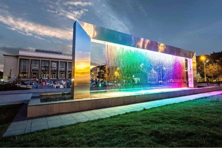 Článek: S Janáčkem po Brně, fontána u Janáčkova divadla. KULTINO*