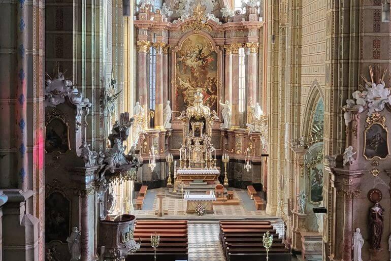 Stříbrný oltář v bazilice Nanebevzetí Panny Marie, Brno. KULTINO*