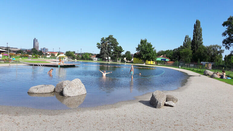 Koupaliště Biotop Brno-jih. Koupaliště a aquaparky v Brně a okolí jižní Moravy. KULTINO*