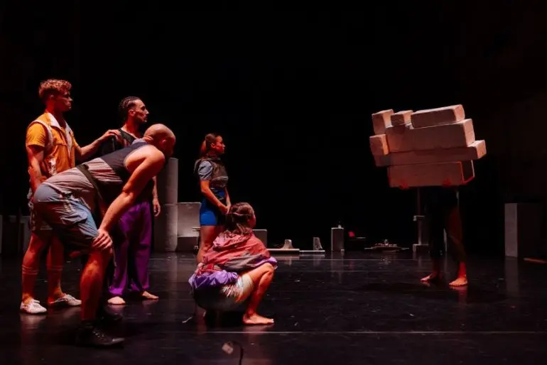 Festival Letní Letná Praha, akrobatická inscenace Světla a stíny, uskupení Silk&Steel, Cirk La Putyka v představení Hey, Earth!. KULTINO*