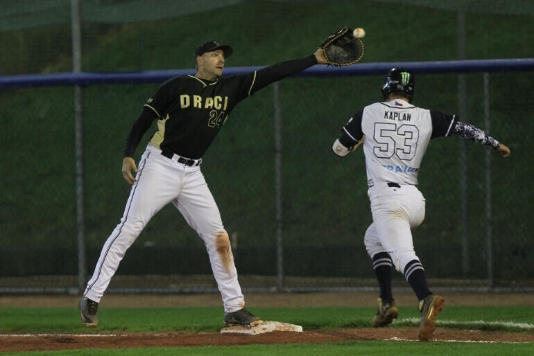 Historicky první Final Four Baseball Champions League Europe v Brně. Hráč domácího týmu Draci Brno v napínavé defenzivní akci na metě během prestižního evropského turnaje v YD Baseball Areně. KULTINO*