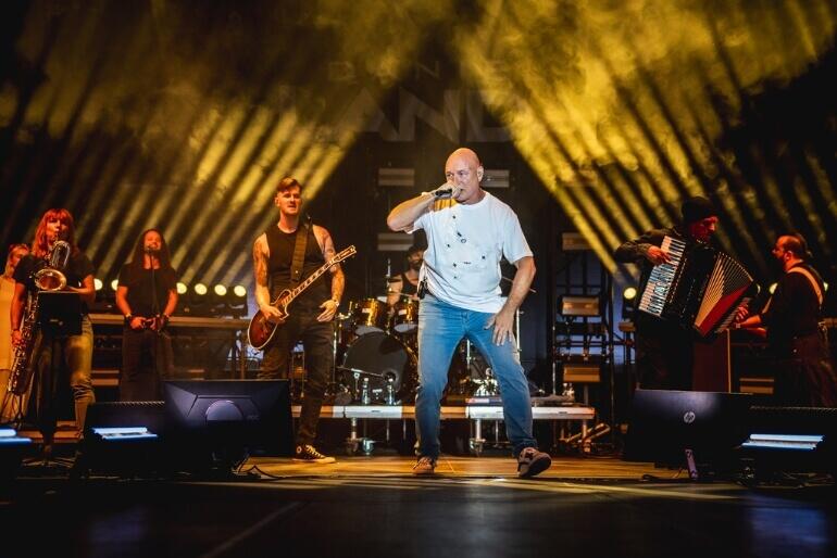 Zpěvák Daniel Landa se svou kapelou během exkluzivního prodlouženého setu na pódiu festivalu Hrady CZ. KULTINO*