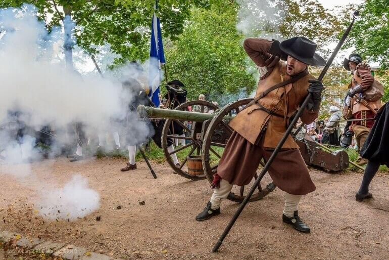 Vojáci v dobových uniformách z roku 1645 během rekonstrukce bitvy se Švédy na svahu hradu Špilberk při Dnu Brna. KULTINO*