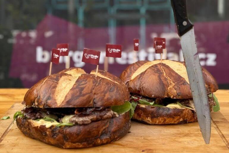 Řemeslné burgery na Burger Street Festival. Kulinářský zážitek z brněnského street food festivalu. KULTINO*