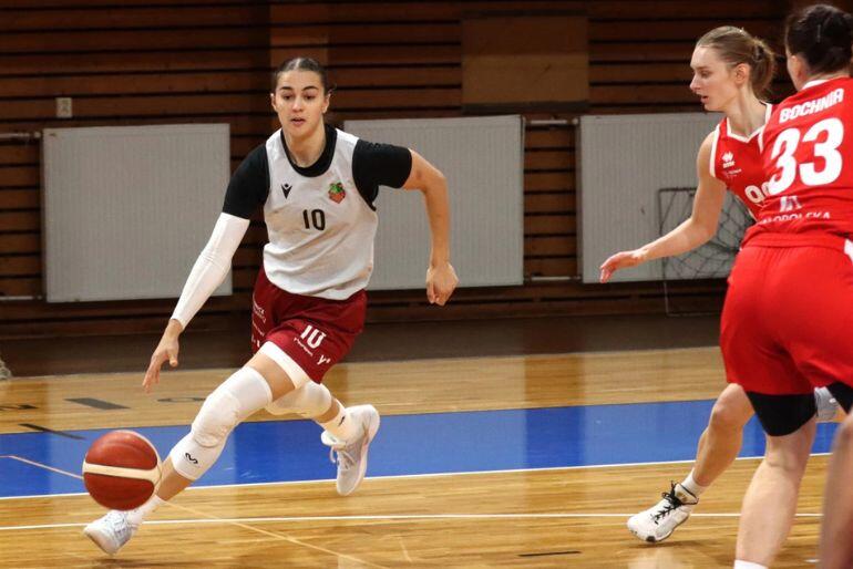 Rozehrávačka Eliška Joklová v dresu Žabin Brno s míčem v akci během napínavého basketbalového utkání. KULTINO*