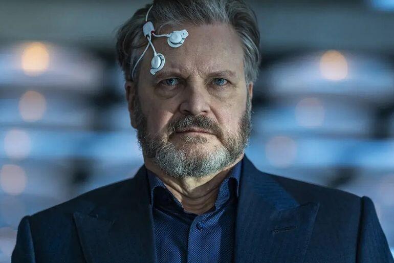 Colin Firth se snímači na spánku ve sci-fi filmu Den odhalení režiséra Stevena Spielberga. KULTINO*