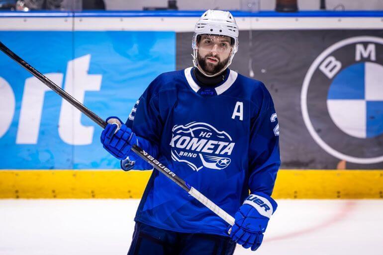 Obránce Libor Zábranský v modrém dresu HC Kometa Brno během přípravy na ledě. Tým ladí formu na start nového ročníku hokejové extraligy. KULTINO*