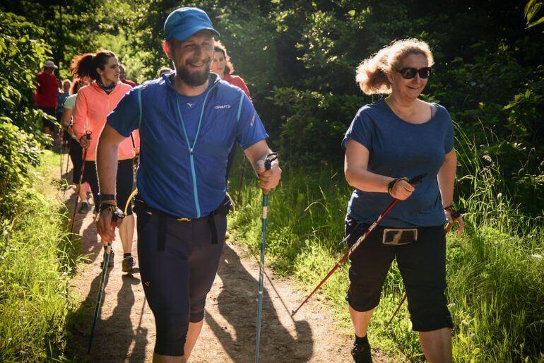 Instruktor Miroslav Mira s účastníky kurzu při správné technice chůze s Nordic walking holemi v přírodě. KULTINO*