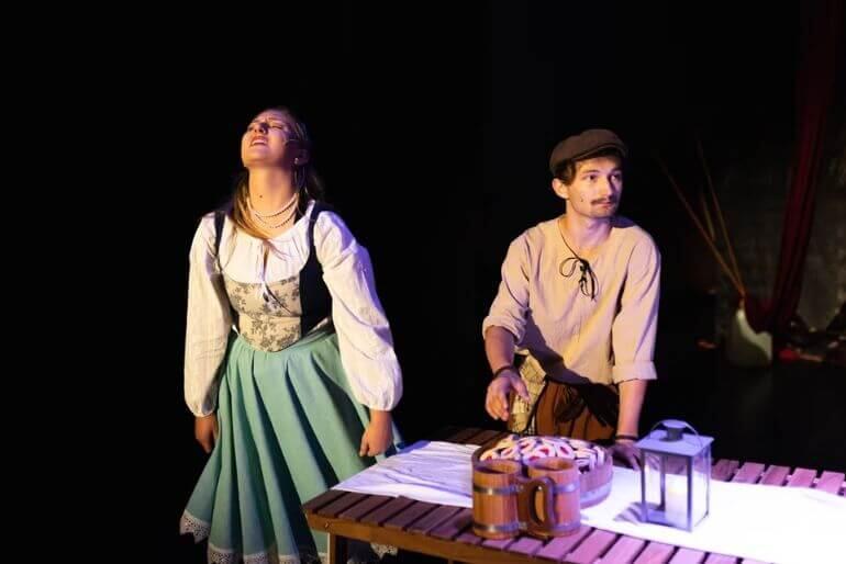 Představitelka role Milady Radka Caletková a představitel role Matěje Matyáš Walder v komorním muzikálu Stíny pod věží v brněnském prostoru Colabs KULTINO*