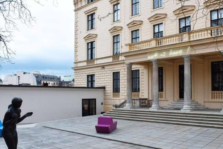Pražákův palác Moravské galerie v Brně s nádvořím a sochou před vstupem. KULTINO*