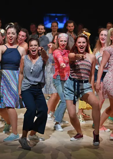 Tančící herečky ve scéně z muzikálu Mamma Mia! s hity skupiny ABBA na Hudební scéně Městského divadla Brno. KULTINO*