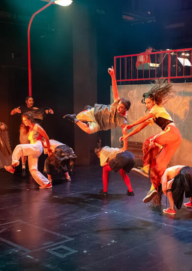 Představení Svět se zbláznil, divadlo na Orlí. Magazín KULTINO* Brno