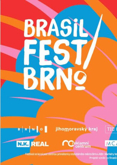 Pestrobarevný festival BRASIL FEST BRNO 2026 v ulicích Brna, tanečnice samby v karnevalových kostýmech a bubeníci. KULTINO*