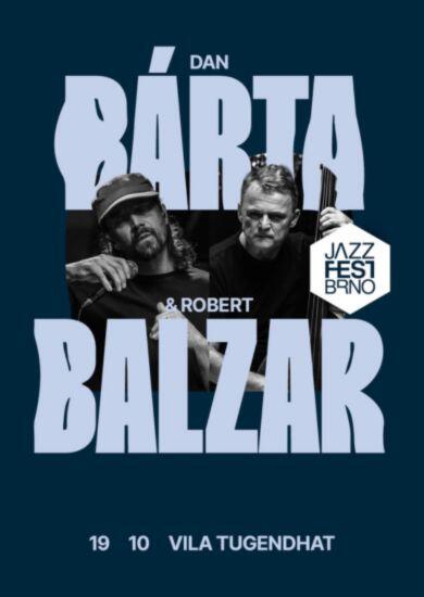 Komorní jazzový koncert zpěváka Dana Bárty a kontrabasisty Roberta Balzara v proskleném hlavním obývacím prostoru ikonické Vily Tugendhat v Brně. KULTINO*