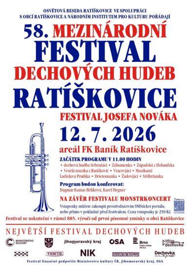 Živé vystoupení krojované dechové hudby na fotbalovém hřišti v Ratíškovicích během 58. ročníku mezinárodního festivalu dechových hudeb. KULTINO*