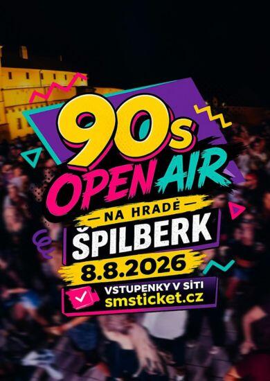 Velká retro party 90s Open Air na zaplněném nádvoří hradu Špilberk s výhledem na Brno a tančícími lidmi v dobovém oblečení. KULTINO*