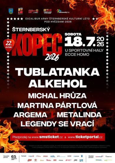 Zaplněný areál rockového festivalu Šternberský kopec u sportovní haly Ecce Homo během koncertu kapely Tublatanka. KULTINO*
