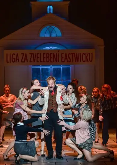 Muzikálová komedie Čarodějky z Eastwicku na Hudební scéně Městského divadla Brno. KULTINO*