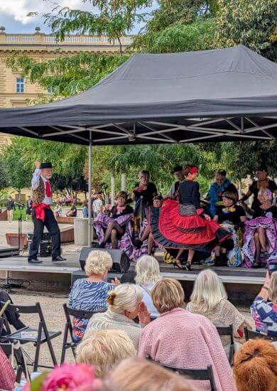 Mezigenerační festival Babí léto a dědský den v parku na Moravském náměstí v Brně. KULTINO*