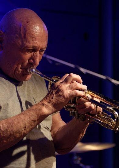 Jazzový koncert legendárního trumpetisty Laco Deczi & New York Celula v pražském Jazz Docku. KULTINO*