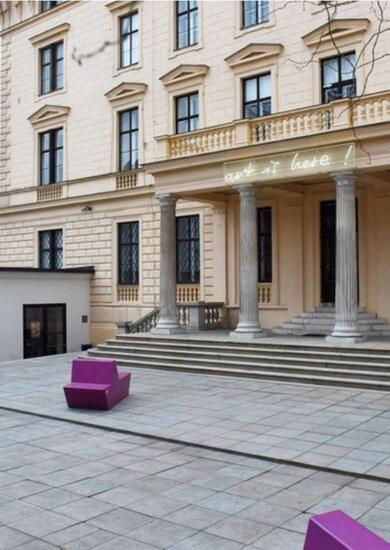 Vstup do Pražákova paláce Moravské galerie s neonovým nápisem art is here. KULTINO*