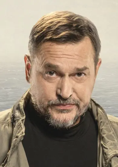 Petr Štěpán jako architekt David na plakátu komedie Fifty Petra Zelenky v Městském divadle Brno. KULTINO*