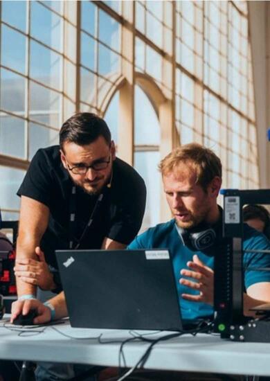 Dva tvůrci u notebooku a elektroniky na festivalu Maker Faire Brno. KULTINO*