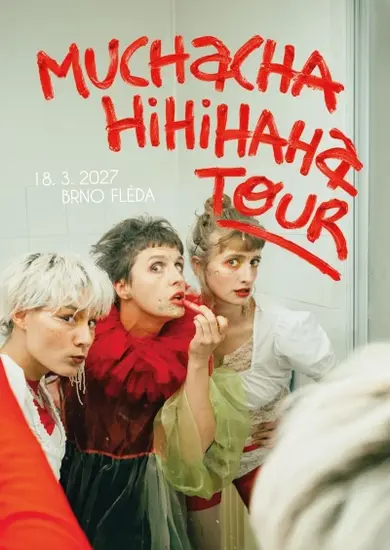 Tři ženy v pestrých kostýmech na plakátu Muchacha Hihihaha Tour kapel Mucha a Hihihahaholky, koncert v brněnské Flédě. KULTINO*