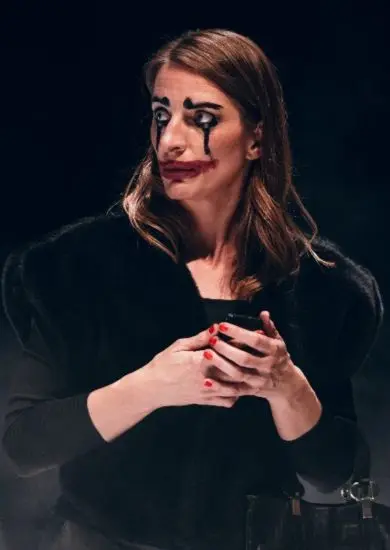 Anna Polívková s líčením smutného klauna a rozmazanou rtěnkou ve scéně z komedie Slávy dcery v Divadle Bolka Polívky. KULTINO*