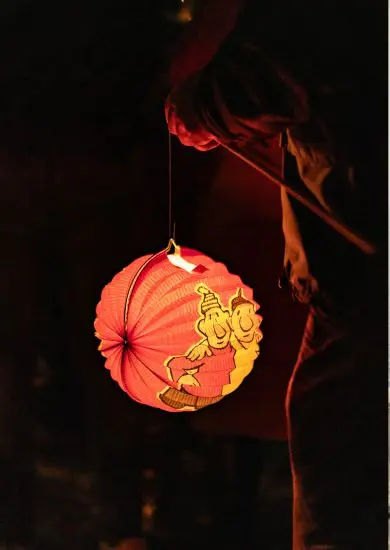 Rozsvícený oranžový lampion na tyčce ve tmě, ilustrační foto ke Svatomartinské slavnosti s lampionovým průvodem Lužánek na Lesné. KULTINO*
