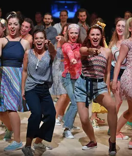 Tančící herečky ve scéně z muzikálu Mamma Mia! s hity skupiny ABBA na Hudební scéně Městského divadla Brno. KULTINO*