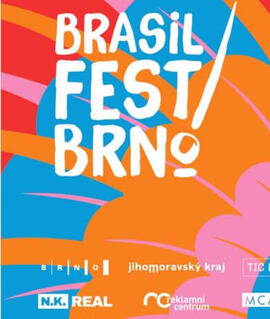 Pestrobarevný festival BRASIL FEST BRNO 2026 v ulicích Brna, tanečnice samby v karnevalových kostýmech a bubeníci. KULTINO*