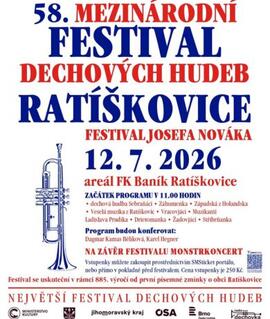 Živé vystoupení krojované dechové hudby na fotbalovém hřišti v Ratíškovicích během 58. ročníku mezinárodního festivalu dechových hudeb. KULTINO*