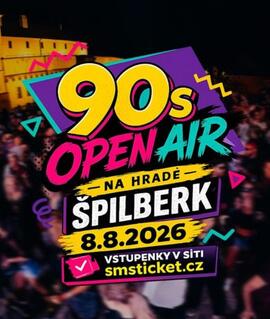 Velká retro party 90s Open Air na zaplněném nádvoří hradu Špilberk s výhledem na Brno a tančícími lidmi v dobovém oblečení. KULTINO*