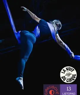 Akrobatka na modrých vzdušných šálách na plakátu Cirkusových nocí 2026 cirkusové školy LeGrando v brněnské Industře. KULTINO*