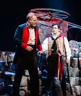 Dva herci v kostýmech před barikádou z kamenů v muzikálu Les Misérables (Bídníci) Městského divadla Brno. KULTINO*