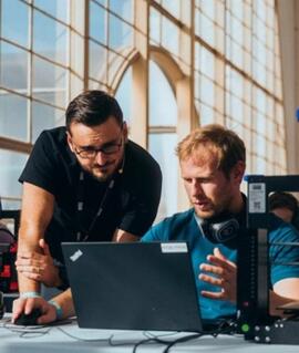 Dva tvůrci u notebooku a elektroniky na festivalu Maker Faire Brno. KULTINO*