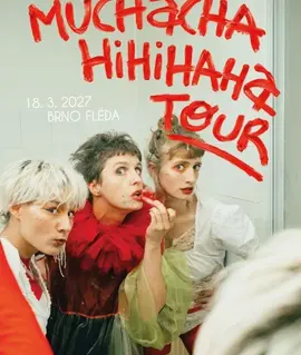 Tři ženy v pestrých kostýmech na plakátu Muchacha Hihihaha Tour kapel Mucha a Hihihahaholky, koncert v brněnské Flédě. KULTINO*