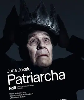 Plakát inscenace Patriarcha Národního divadla Brno: starší muž s tmavou zubatou korunou na hlavě se drží oběma rukama za hlavu. KULTINO*