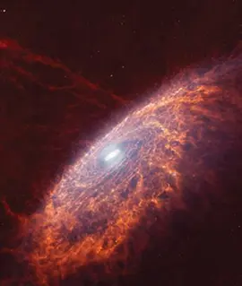 Spirální galaxie s oranžovými vlákny prachu v infračerveném světle. Pořad Putování Mléčnou dráhou v digitáriu Hvězdárny Brno. KULTINO*