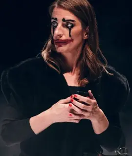 Anna Polívková s líčením smutného klauna a rozmazanou rtěnkou ve scéně z komedie Slávy dcery v Divadle Bolka Polívky. KULTINO*