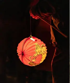 Rozsvícený oranžový lampion na tyčce ve tmě, ilustrační foto ke Svatomartinské slavnosti s lampionovým průvodem Lužánek na Lesné. KULTINO*