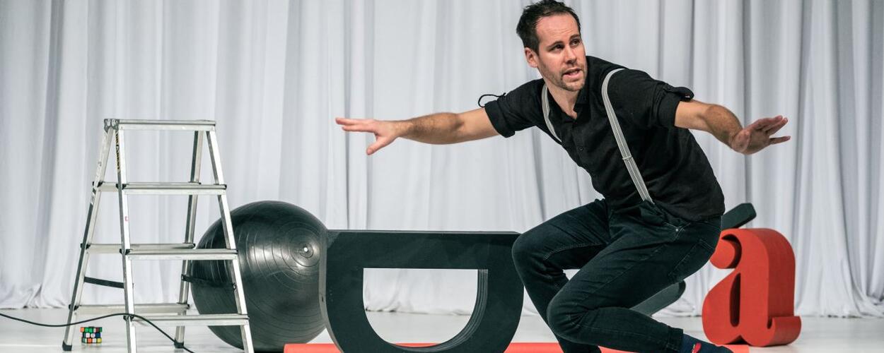 One man show Pavola Seriše DADA Revue v Divadle Bolka Polívky. Magazín KULT* Brno