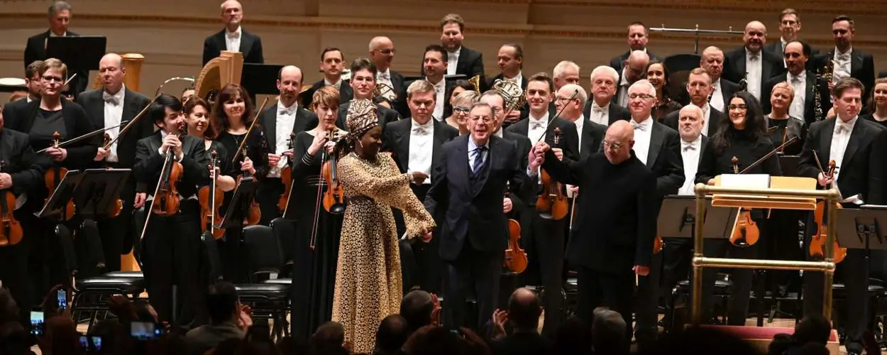 Filharmonie Brno, Carnegie Hall, Philip Glass, Bohuslav Martinů, Leoš Janáček, Dennis Russell Davies, David Bowie. Magazín KULT* Brno